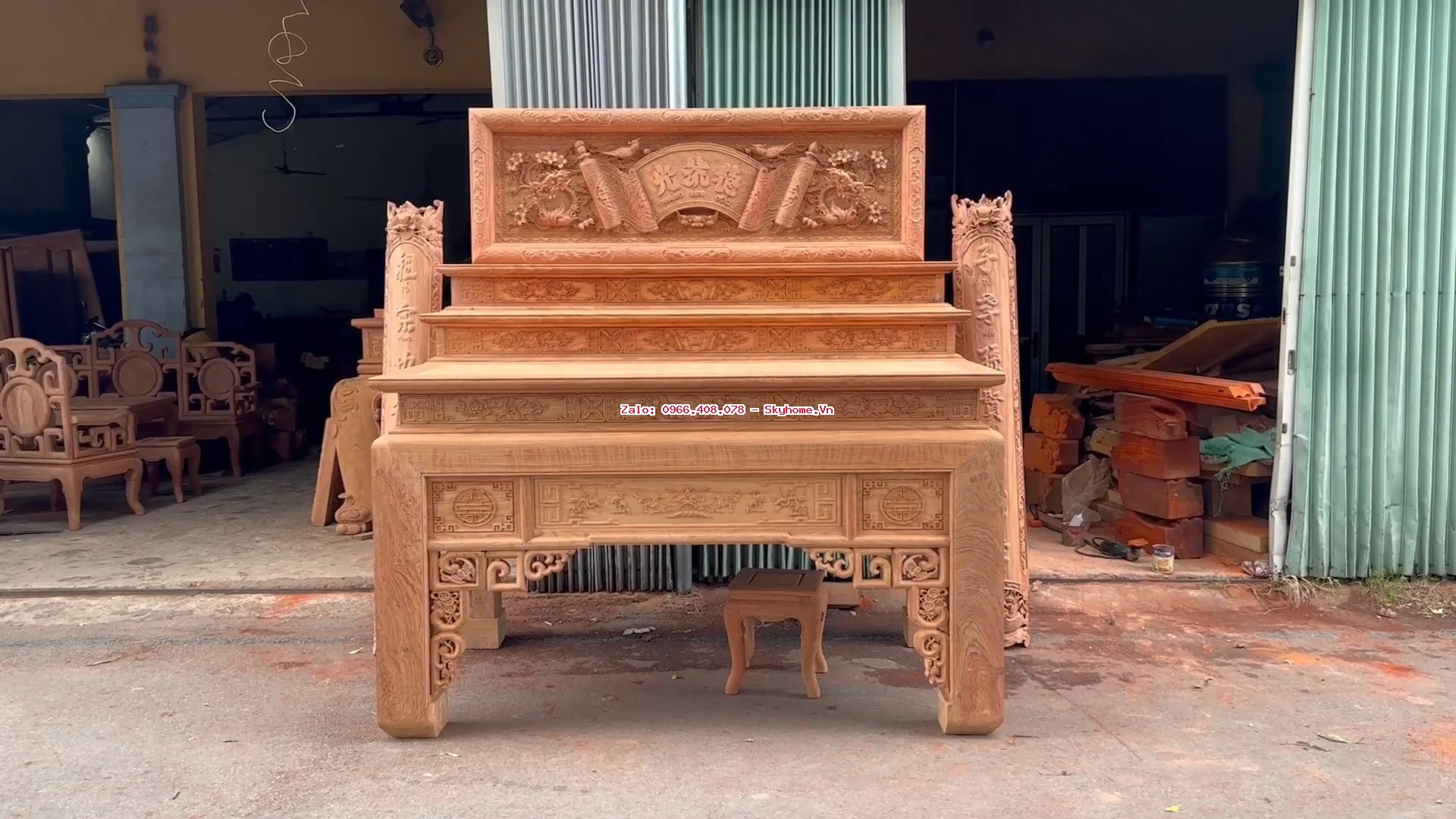 Bàn thờ tam cấp chân 18 kết hợp Đại Tự lồng cuốn thư và câu đối lòng mo