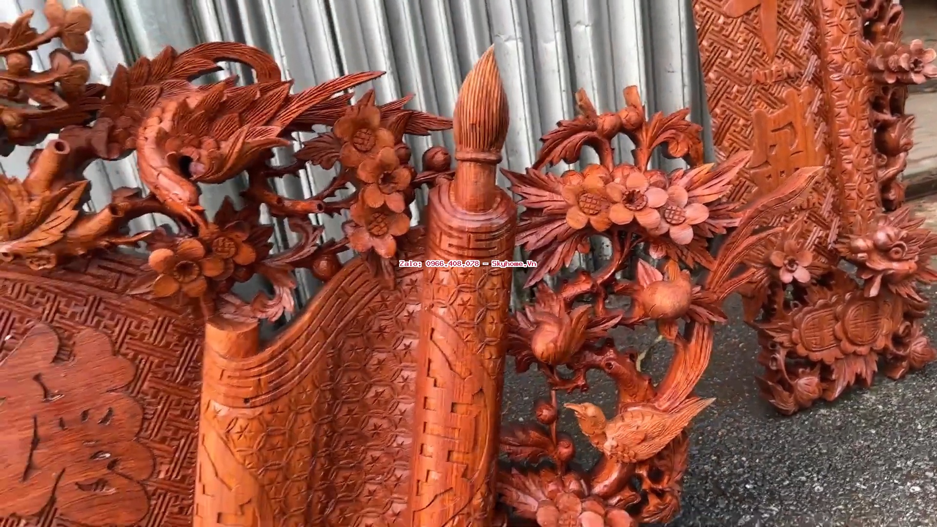 Cuốn thư Long Hóa Mai gỗ hương đá đục tay thủ công 100% với hoa văn kênh bong sâu sắc Cuốn thư Long Hóa Mai gỗ hương đá đục tay thủ công 100% với hoa văn kênh bong sâu sắc