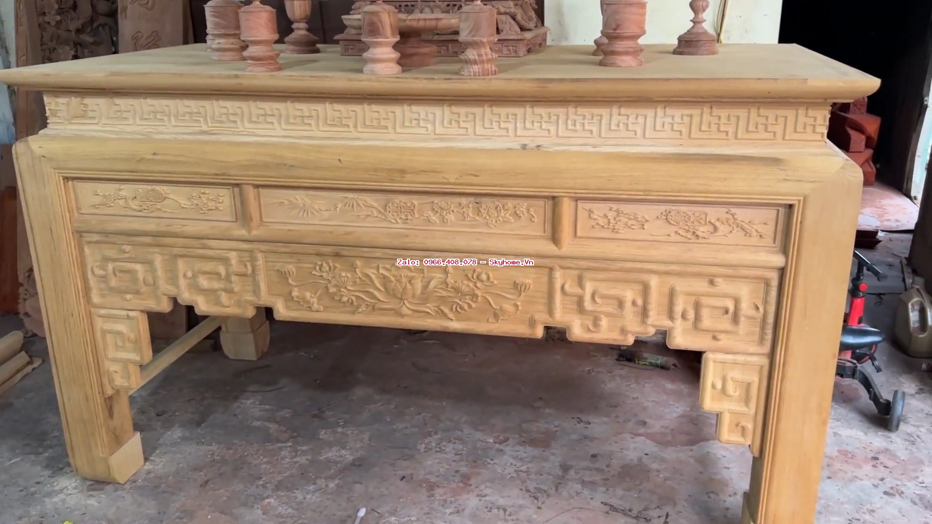 Bàn thờ sen gỗ gụ Lào chân vuông 14 thiết kế đơn giản dễ lau dọn