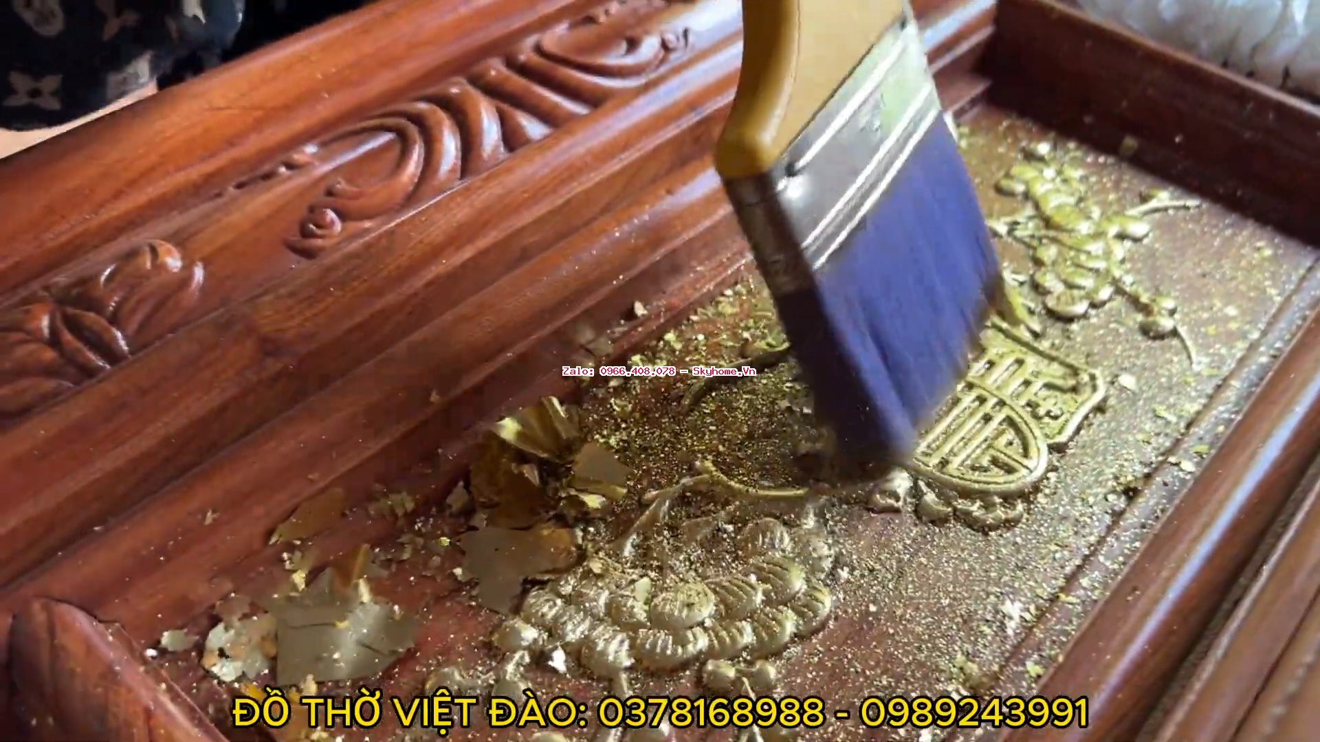 Rát vàng bàn thờ: cách dán vàng lên gỗ và sự khác biệt giữa vàng Ta, vàng Đài Loan Rát vàng bàn thờ: cách dán vàng lên gỗ và sự khác biệt giữa vàng Ta, vàng Đài Loan