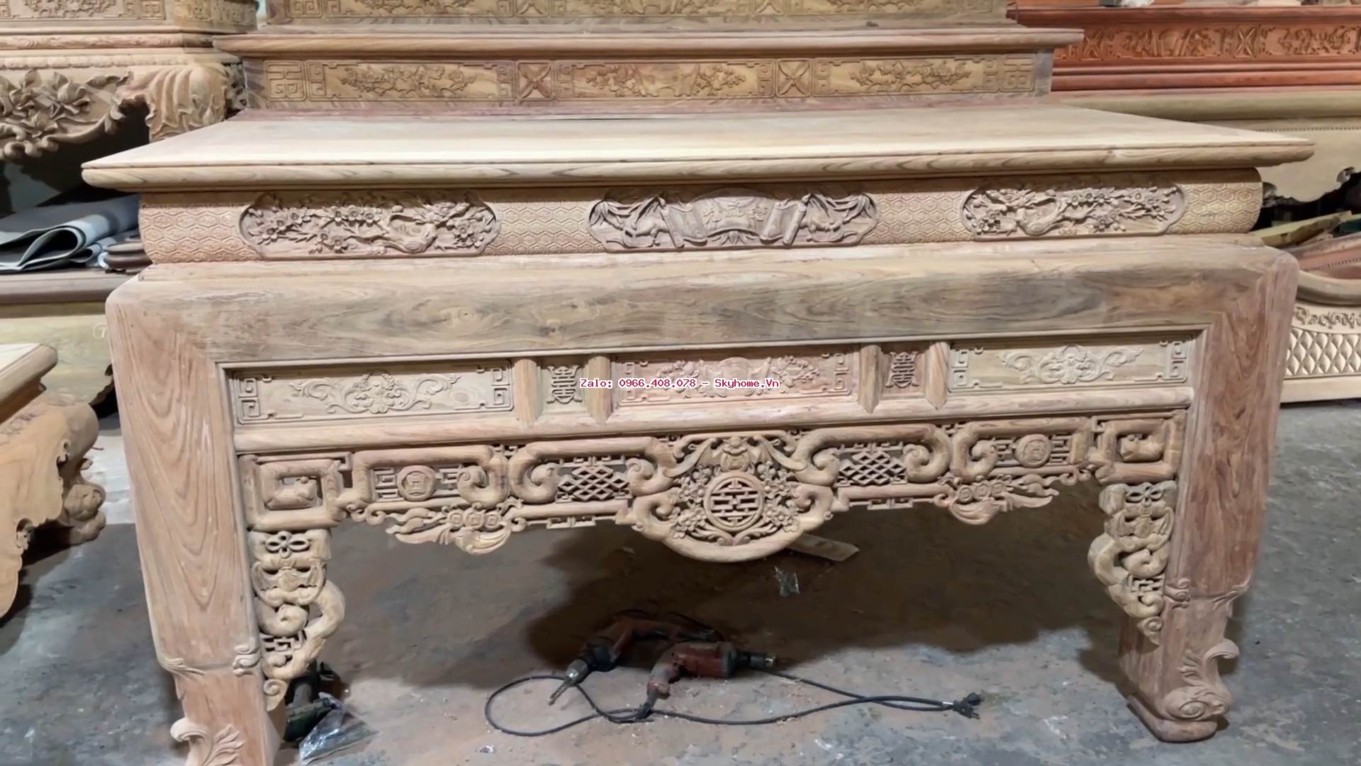 Bàn thờ Ngũ Phúc Kim Tiền tam cấp chân 18 kích thước 2,17m