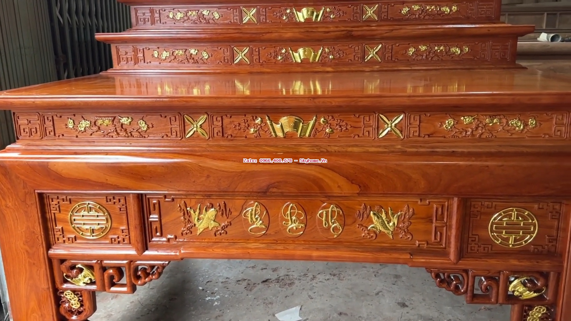 Án gian thờ tam cấp gỗ hương đá Đắk Lắk hoàn thiện dát vàng điểm nhấn