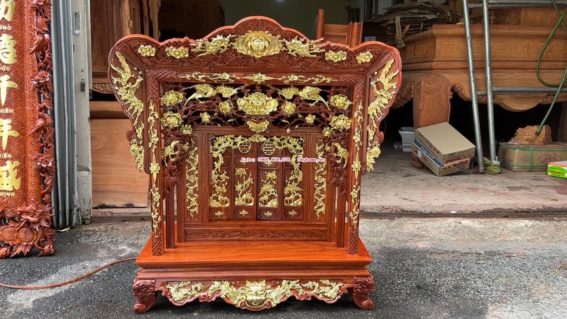 Khám thờ gỗ hương đá Nam Phi cao 1,07m, dát vàng Đài Loan