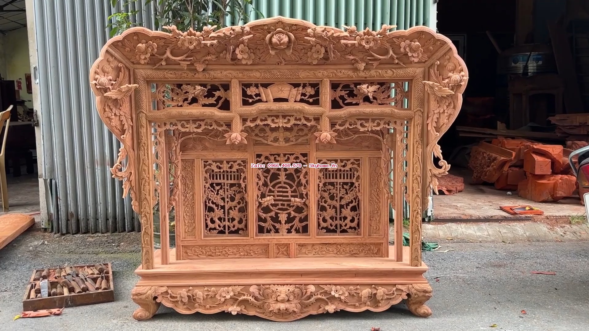 Khám thờ gỗ hương đá Nam Phi đục tay, kích thước phủ bì 1,27 m