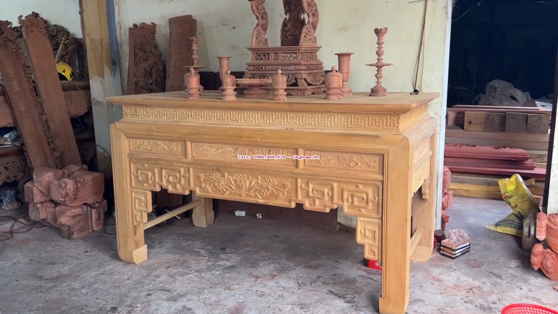 So sánh bàn thờ gỗ gụ và bàn thờ gỗ hương đá: Nên chọn loại gỗ nào?