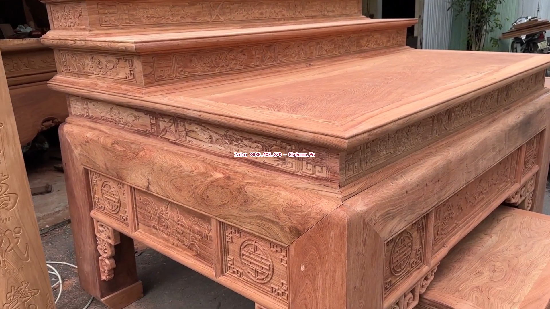 Bàn thờ tam cấp chân 22 gỗ hương đá kết hợp Đại Tự trơn liền khối