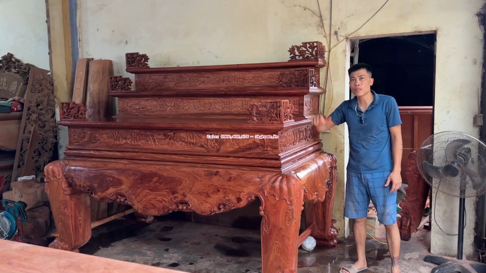 Sập thờ tam cấp gỗ hương đá Nam Phi thiết kế trơn, điểm hoa sen