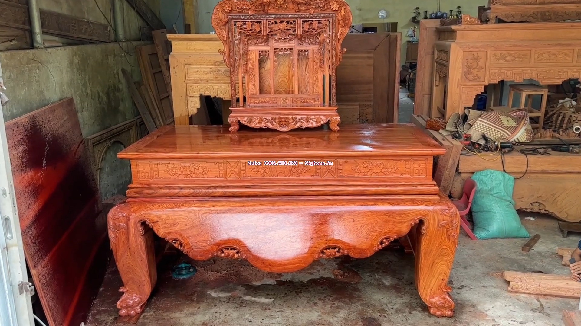 Sập thờ trơn một cấp gỗ tự nhiên dài 2,17 m, chân vuông 24