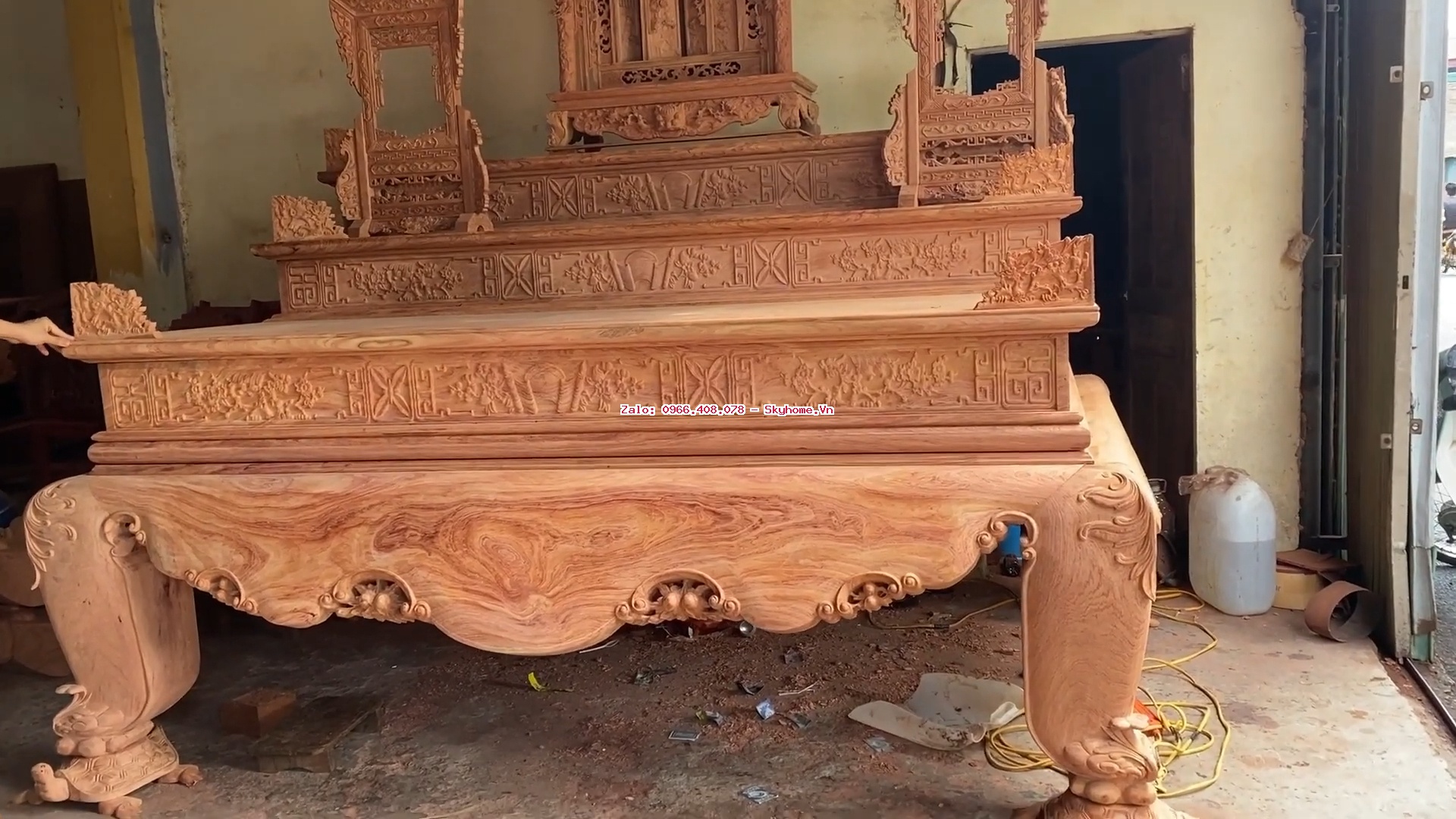 Sập thờ trơn gỗ hương đá 2,57m x 1,77m, chân vuông 28, khối lượng gần 1 tấn