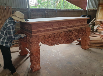 Bàn thờ đục tứ linh