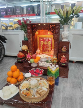 Bàn thờ thần tài kê trên bậc tam cấp