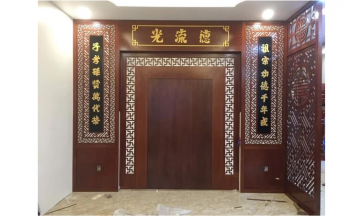 Vách ngăn phòng thờ với phòng khách