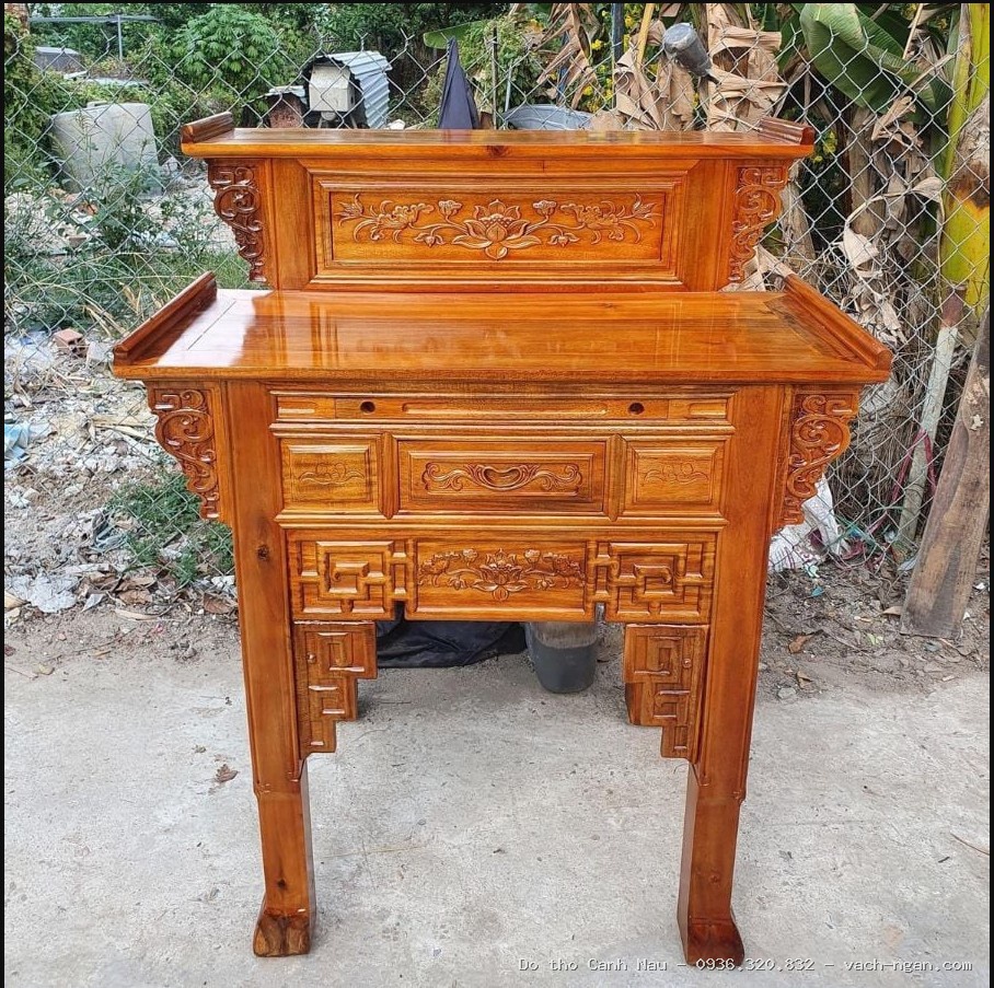 Bàn thờ tam cấp thờ Phật và gia tiên