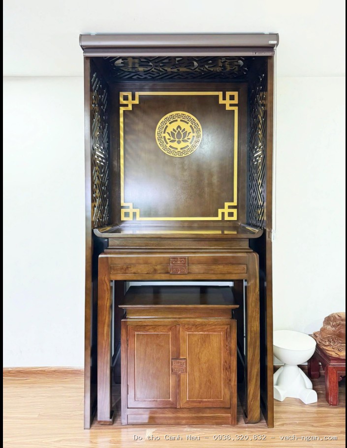 Phòng thờ hẹp 2 bên có tường bao