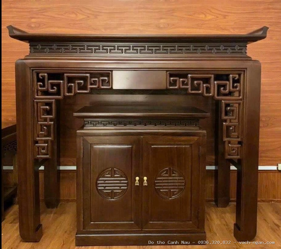 Thiết kế phòng thờ với vách ngăn giữa 2 bàn