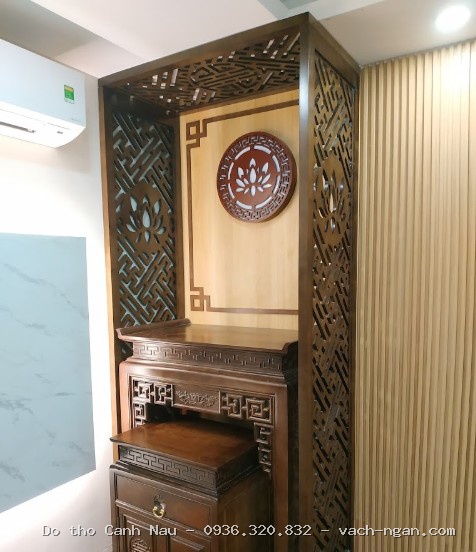 Bàn thờ chung cư gỗ Sồi chạm Sen màu nâu óc chó tại Hoàn Kiếm