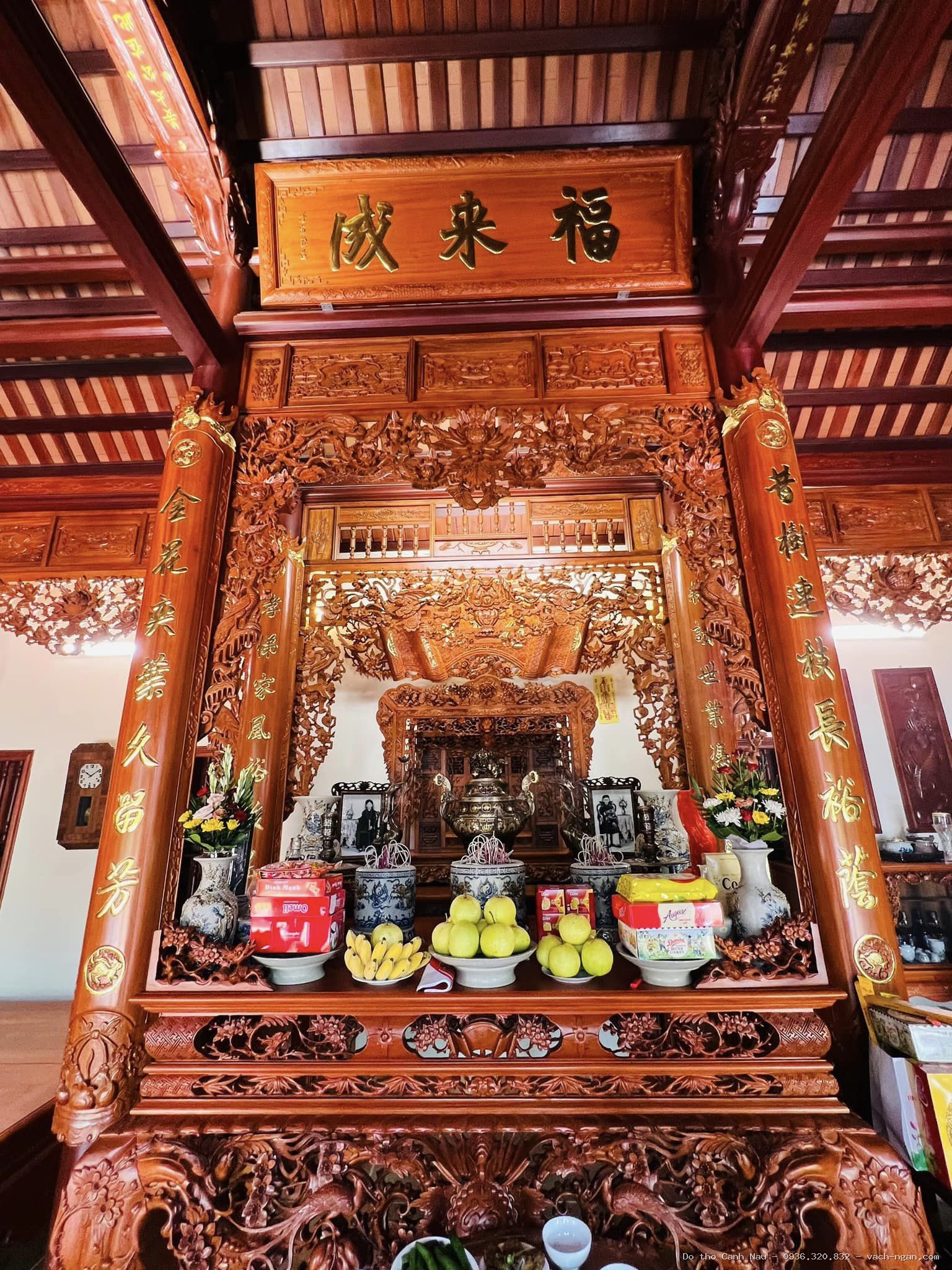 Bàn thờ đứng gỗ hương đá màu cánh gián mẫu Liên Vũ tại Đống Đa