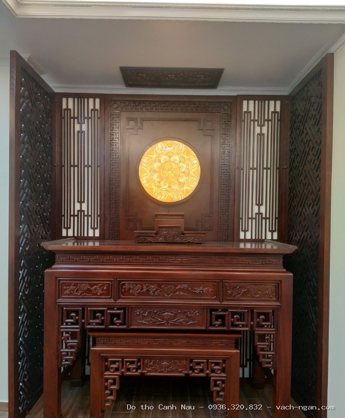 Bàn thờ gia tiên hoa sen tại Hoàn Kiếm