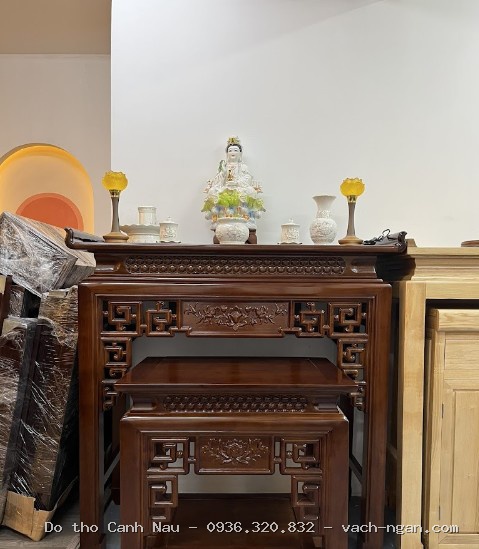 Bàn thờ gỗ Hương chạm tứ quý tại Tây Hồ