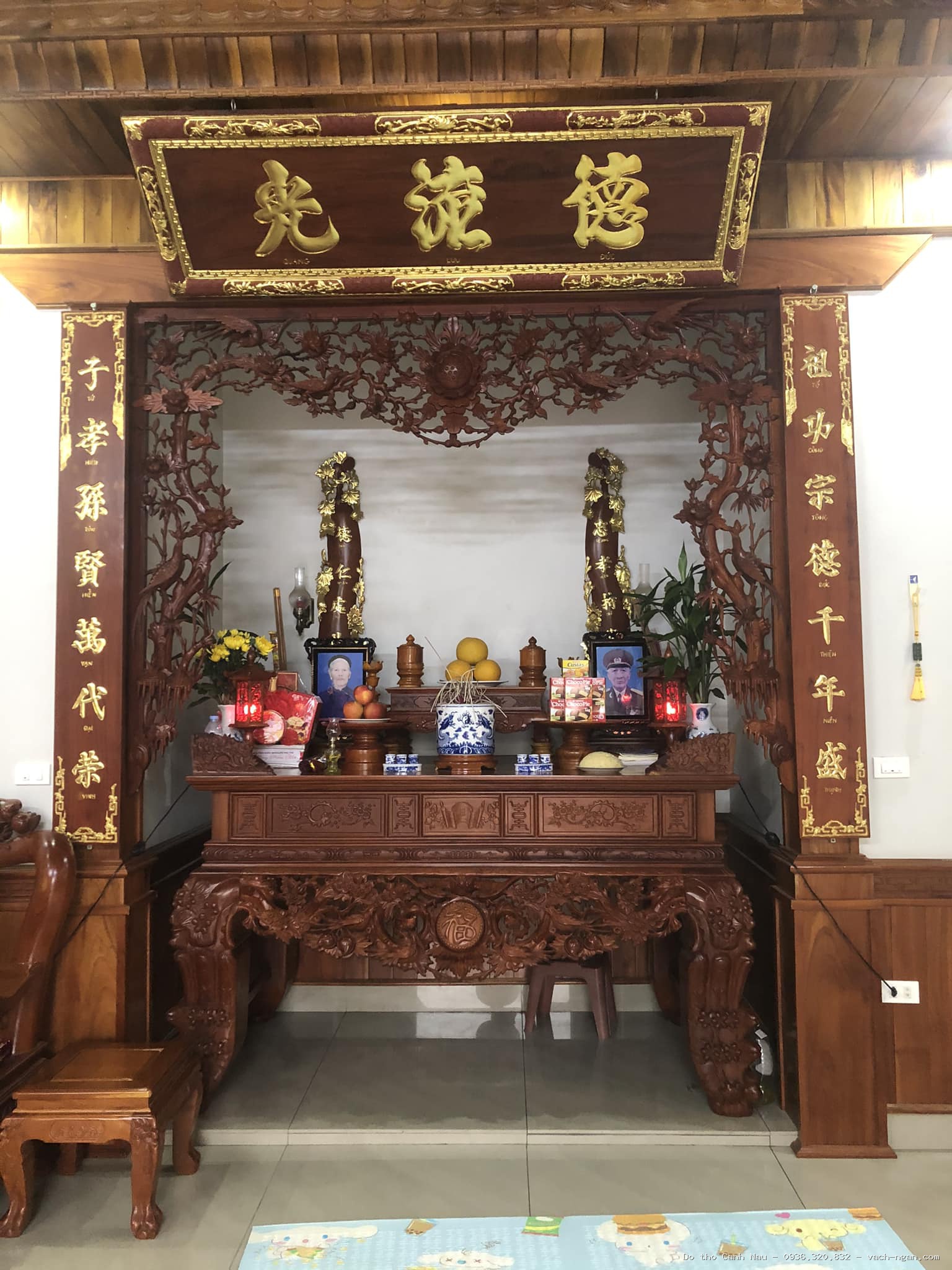 Sập thờ gỗ gụ màu cánh gián mẫu Thanh Liên tại Cầu Giấy