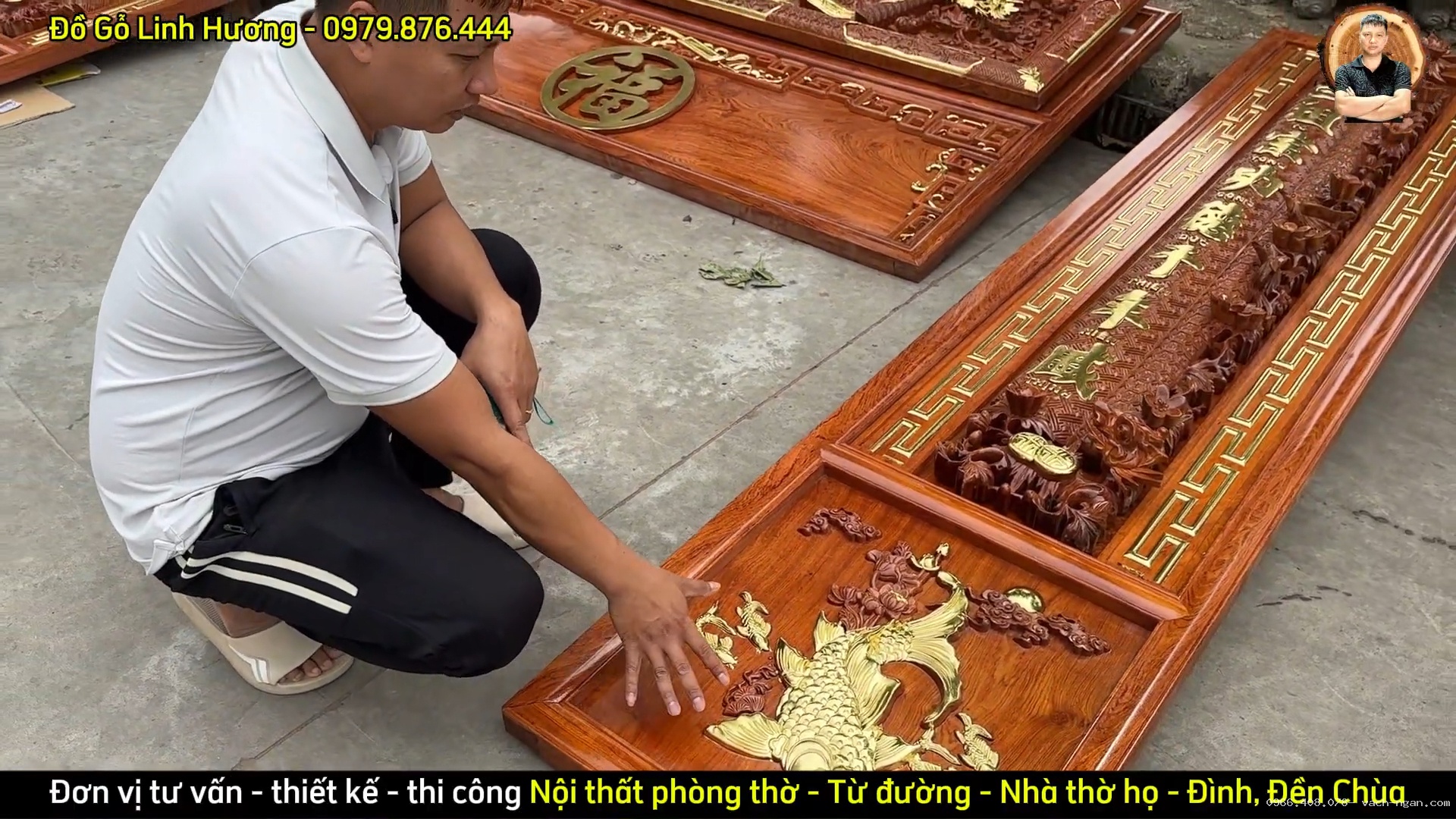 Thiết kế đại tự câu đối và vách phòng thờ họa tiết cá chép Lý Ngư Vọng Nguyệt theo nhà phố