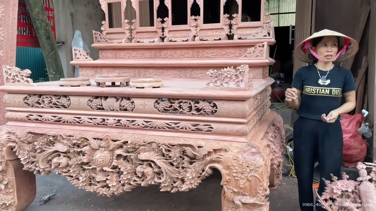 Thiết kế phòng thờ với sập thờ chân 30 kết hợp với cuốn thư, câu đối và cửa võng