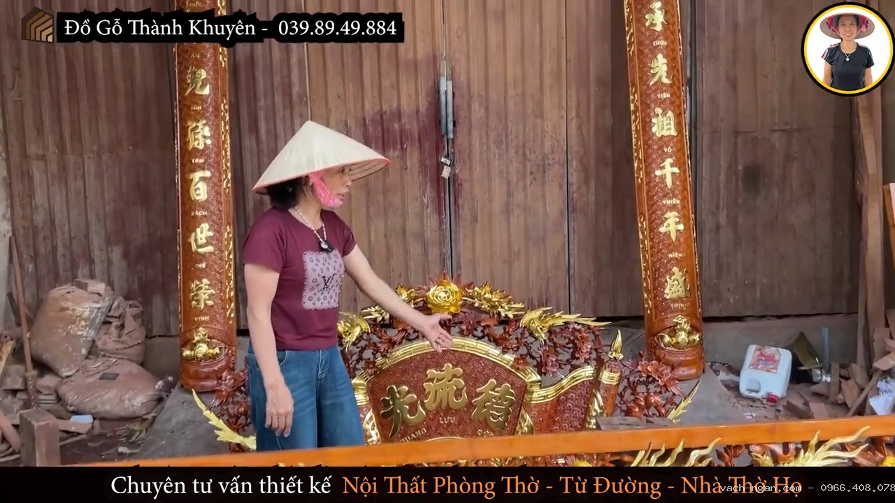 Nội thất phòng thờ gồm bàn thờ gia tiên, bàn thờ Phật và bàn thờ Thần Tài