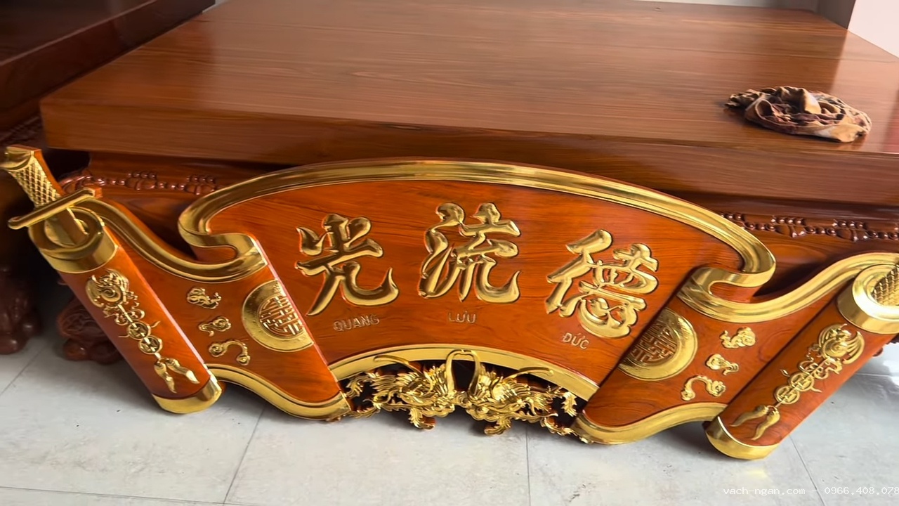 2 bộ cuốn thư câu đối liền khối với đường nét đục chạm tinh tế