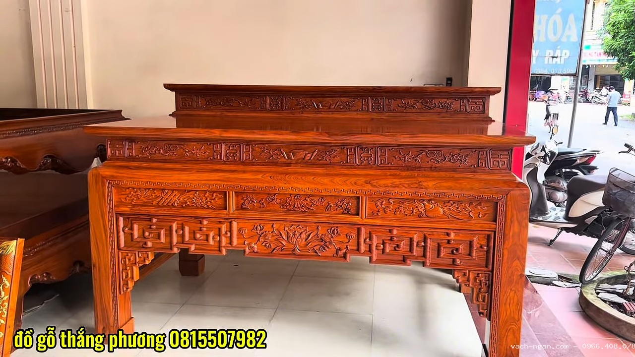 Bàn thờ tam cấp gỗ hương đá màu mận chín giả cổ kết hợp hoành phi câu đối liền khối
