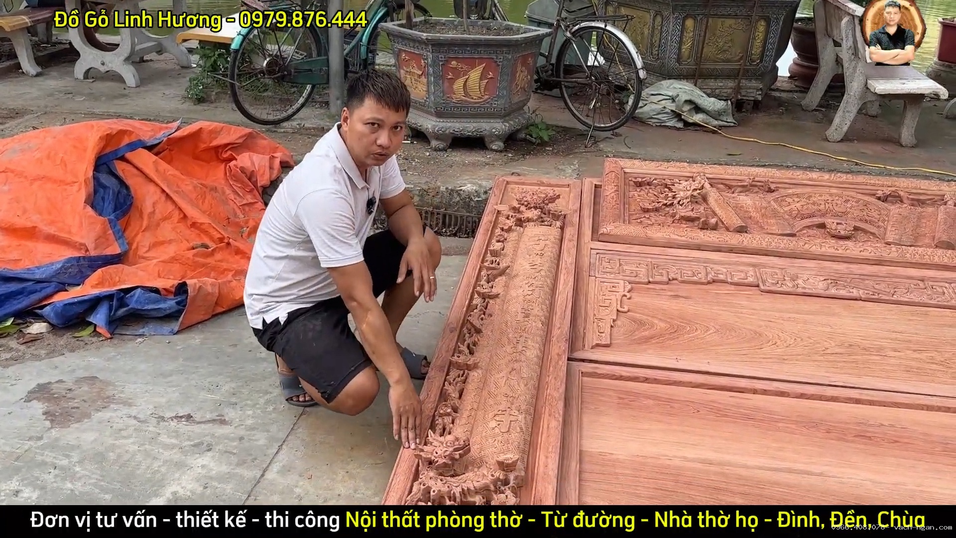 Thiết kế vách thờ kết hợp đại tự lồng cuốn thư cùng đôi câu đối Mai Hóa Long