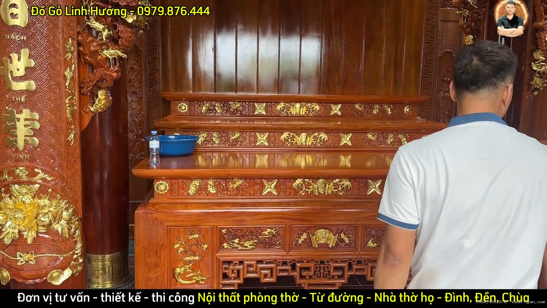 Lắp đặt phòng thờ với 3 bàn thờ, 4 bộ cửa võng gỗ lim nguyên khối