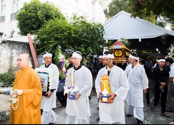 Ai cần phải cẩn thận với vận áo xám