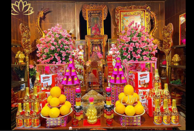 Bàn Thờ Cô Chín