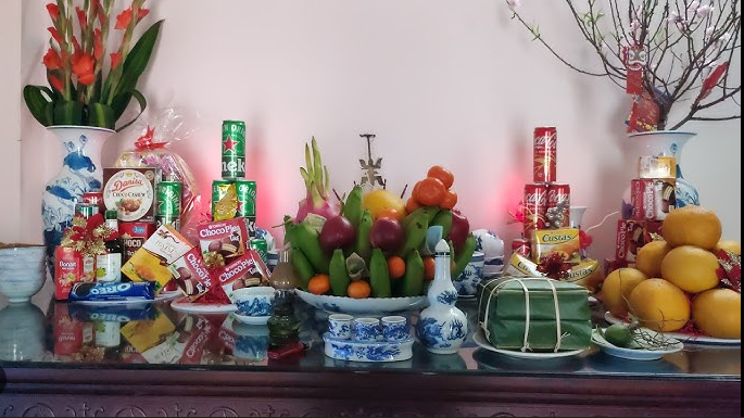 Bánh chưng trên bàn thờ