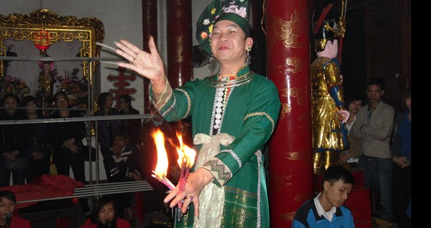 Tại sao phải hầu đồng và hiện tượng thánh giáng bóng