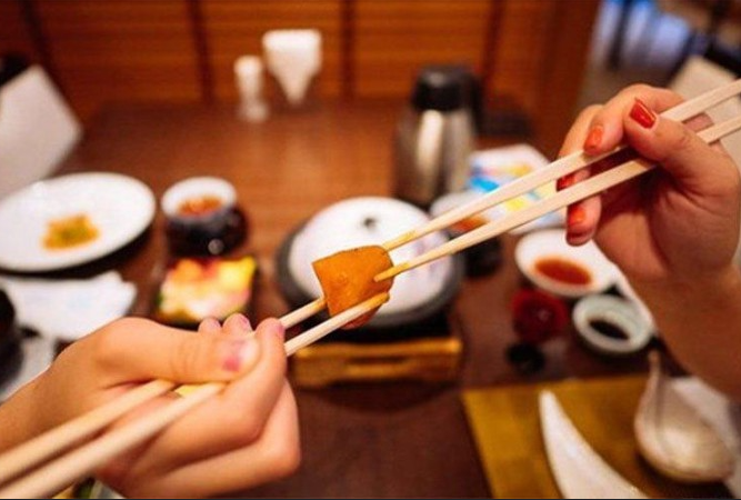 Tại sao kiêng nối đũa khi ăn cơm?