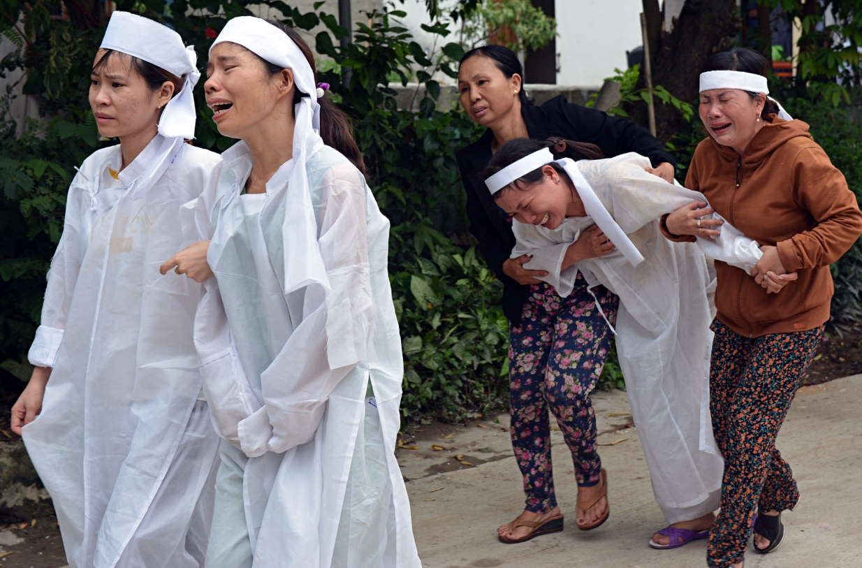 Nhà không có con trai thì ai chống gậy