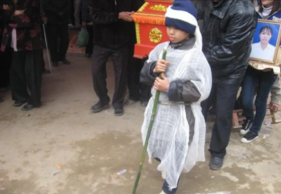 Tại sao khi cha mẹ mất con trai phải chồng gậy