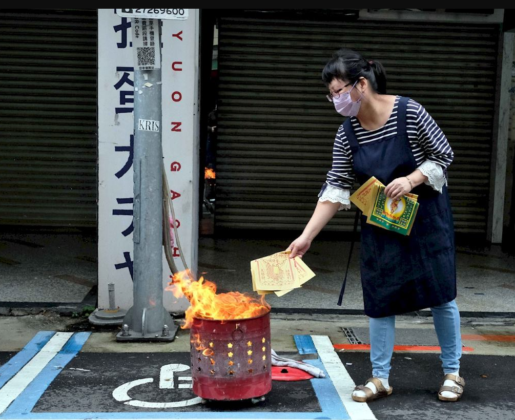 Tiến Hành Lễ Hoá Vàng