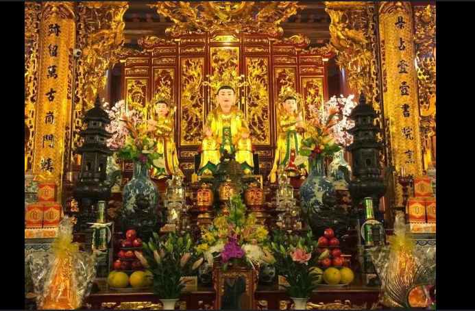 bàn thờ Cô Bé Thượng Ngàn