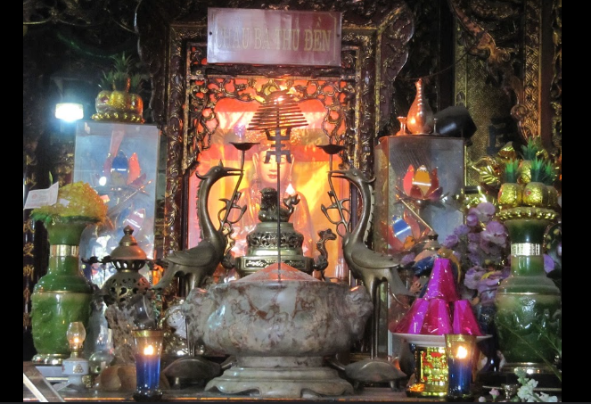 bàn thờ Chầu Bà Bản Đền
