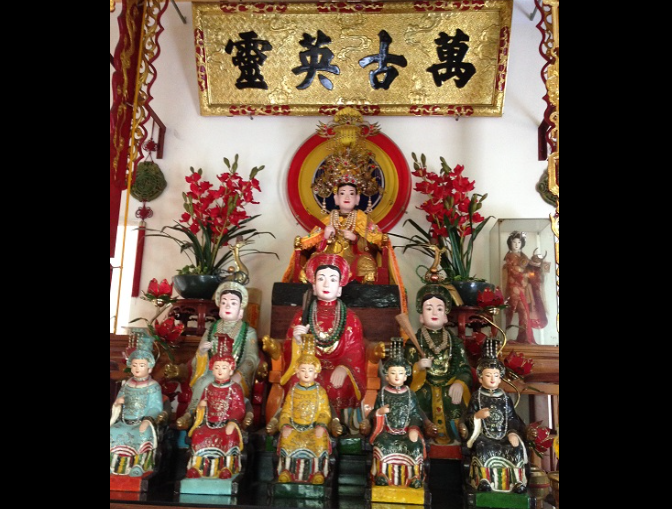 bàn thờ MẪU TỨ PHỦ Ở HUẾ