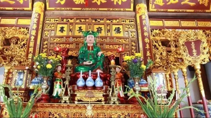 bàn thờ Mẫu Đệ Nhị Thượng Ngàn