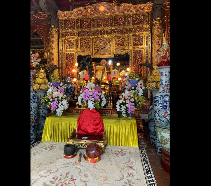 bàn thờ Quan Hoàng Năm