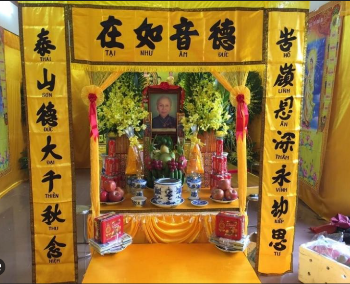 bàn thờ người mới mất