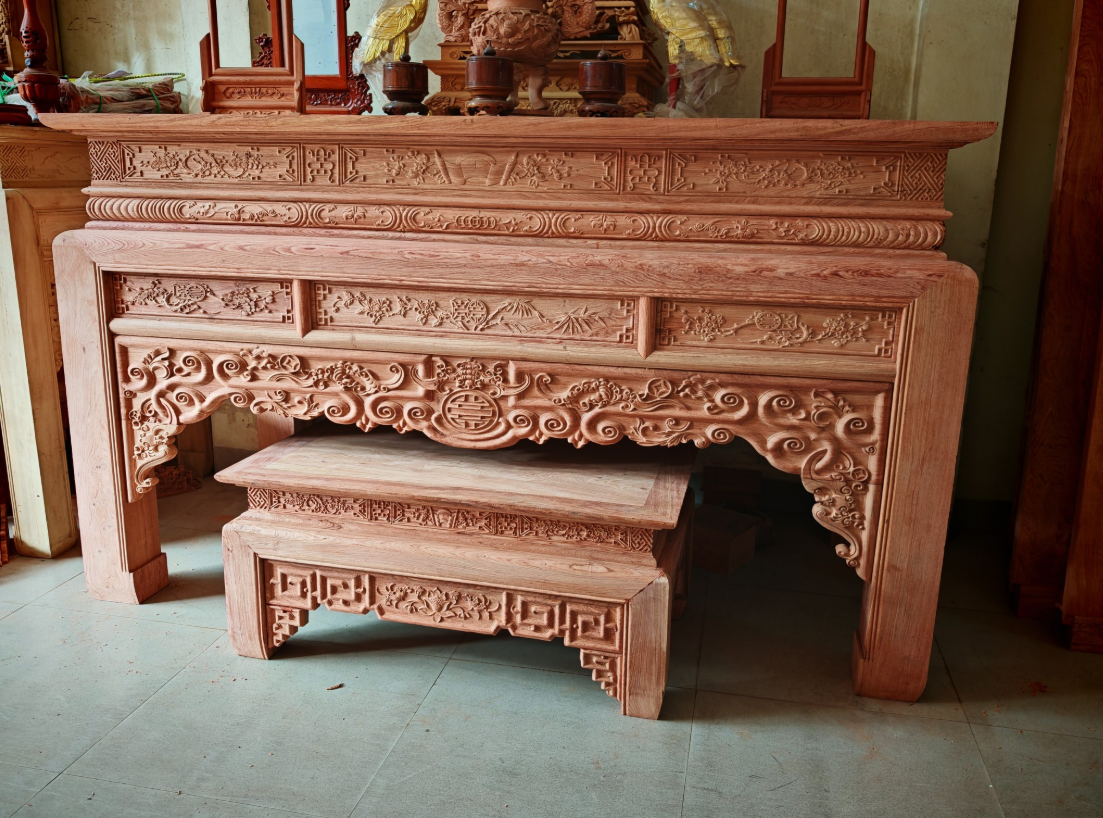 Bàn thờ gia tiên gỗ gụ cần bát hương, chén nước, ảnh thờ, hoa quả.