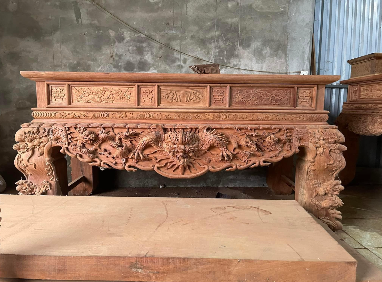 So sánh sập thờ Hổ Phù Tứ Linh: gỗ hương đá và gỗ cẩm lai