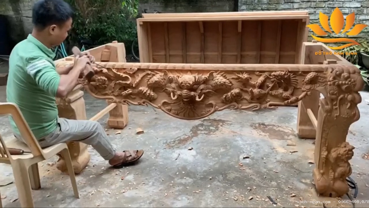 Lắp đặt bàn thờ chân quỳ và tư vấn chiều cao, màu sơn cánh gián theo yêu cầu khách hàng