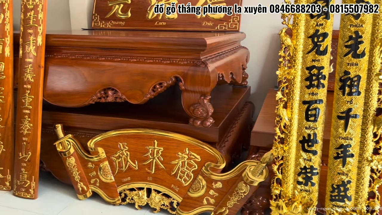 So sánh hai mẫu cuốn thư câu đối gỗ hương đá: Nền trơn hiện đại và mai hóa long sơn son thếp vàng
