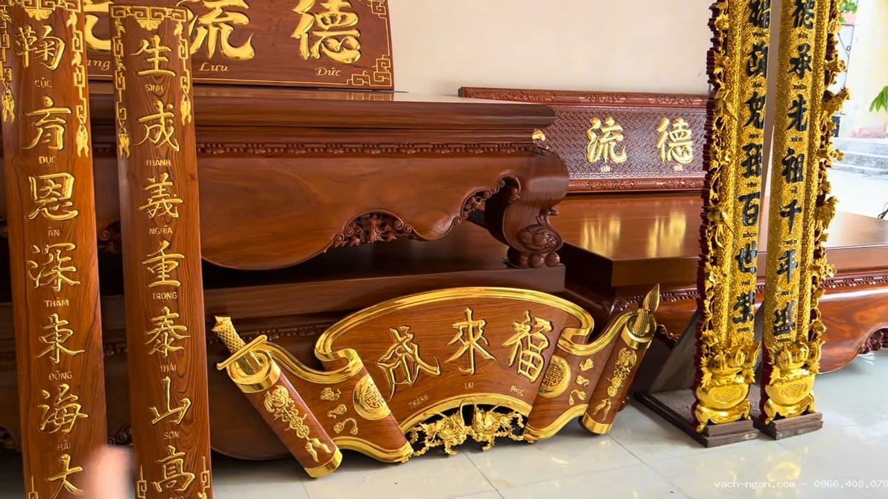 So sánh hai mẫu cuốn thư câu đối gỗ hương đá: Nền trơn hiện đại và mai hóa long sơn son thếp vàng